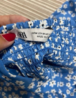 Vestido azul con estampado floral