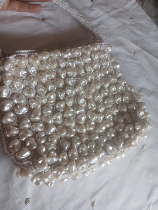 Bolso de mano blanco con perlas