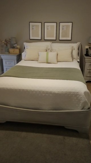 Cabecero de cama de madera y aro que rodea la cama