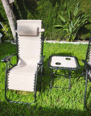 2 Hamacas Beige con Mesa Auxiliar