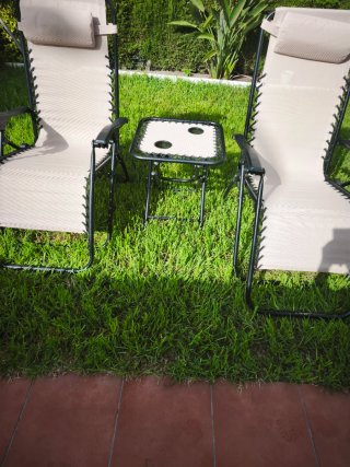 2 Hamacas Beige con Mesa Auxiliar