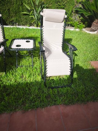 2 Hamacas Beige con Mesa Auxiliar