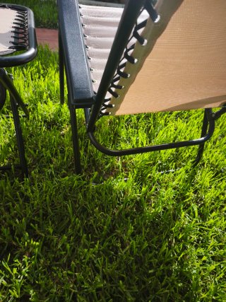 2 Hamacas Beige con Mesa Auxiliar