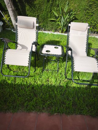2 Hamacas Beige con Mesa Auxiliar