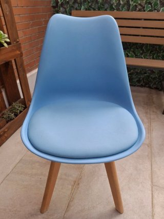 Silla azul y madera