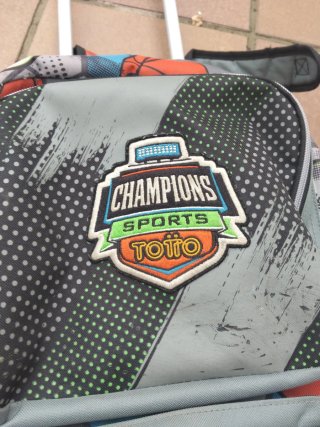 Mochila escolar con ruedas y diseño deportivo