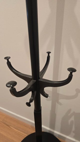 Perchero de pie negro