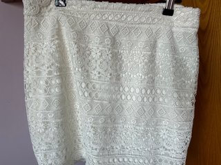 Falda blanca de encaje