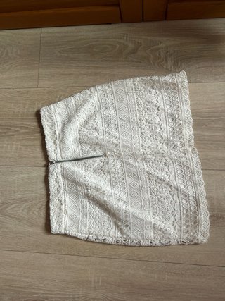 Falda blanca de encaje