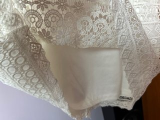 Falda blanca de encaje
