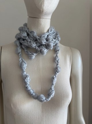 Collar infinito nudos crochet gris
