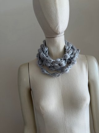 Collar infinito nudos crochet gris