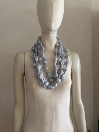 Collar infinito nudos crochet gris