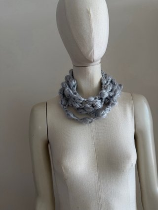 Collar infinito nudos crochet gris