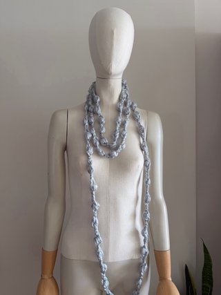 Collar infinito nudos crochet gris