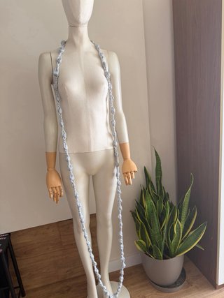 Collar infinito nudos crochet gris