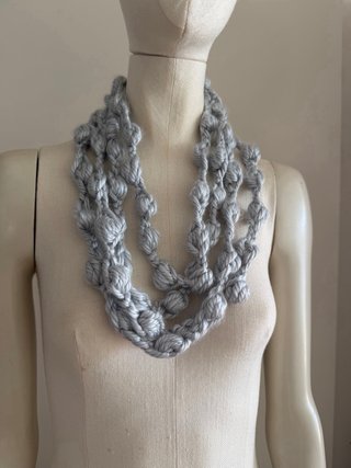 Collar infinito nudos crochet gris