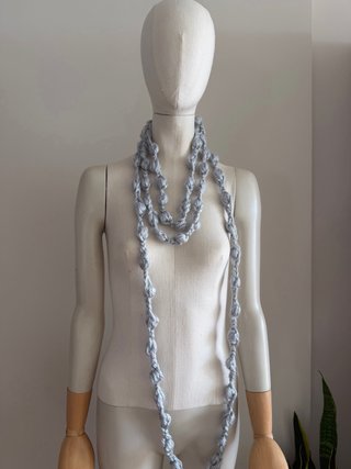 Collar infinito nudos crochet gris