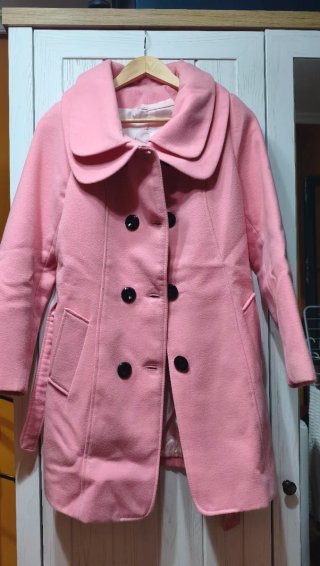 Abrigo de paño rosa con doble botonadura