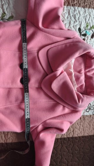 Abrigo de paño rosa con doble botonadura