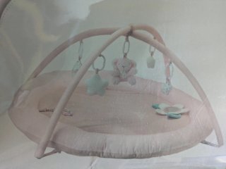 Gimnasio Bebe Rosa con Manta y Arcos