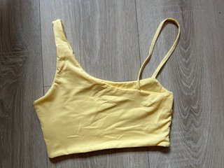 Top amarillo pastel asimétrico