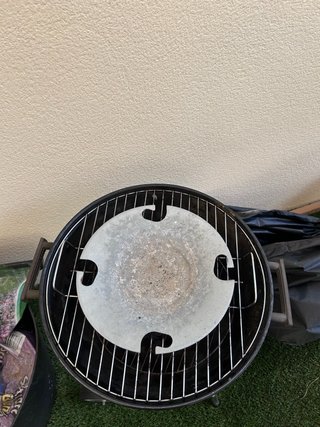 Barbecue rotondo nero con coperchio