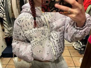 Abrigo Puffer Crop Bandana Lila Gris