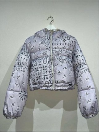 Abrigo Puffer Crop Bandana Lila Gris