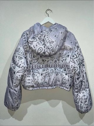 Abrigo Puffer Crop Bandana Lila Gris