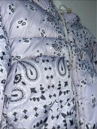 Abrigo Puffer Crop Bandana Lila Gris