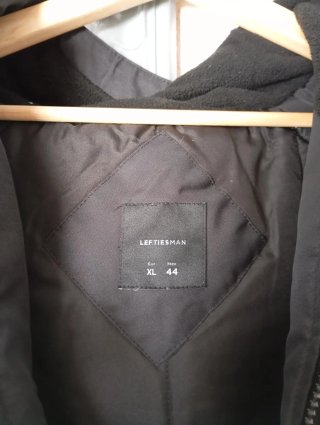 Abrigo negro con capucha para hombre