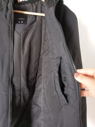 Abrigo negro con capucha para hombre