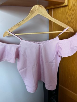Blusa rosa y blanca con volantes