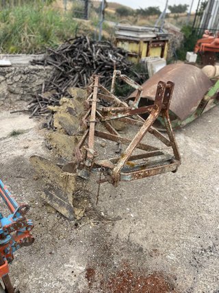 Arado de vertedera antiguo