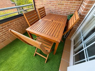 Mesa y 4 sillas de madera para terraza