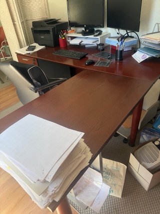 Mobiliario de oficina: escritorio y armario