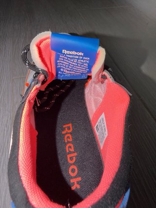 Zapatillas Reebok. Un solo uso.