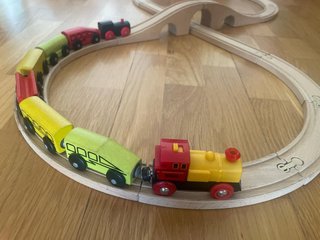 Tren de madera IKEA con vagones, locomotora a pila