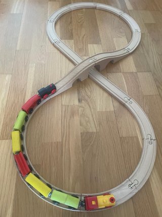 Tren de madera IKEA con vagones, locomotora a pila