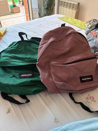 Mochilas Eastpak verdes y rosas Cada una 10€