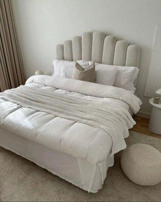 Cama y cabecero tapizado beige