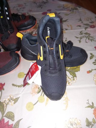 Zapatos de trabajo Bellota negros y rojos