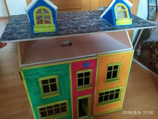 Casita de muñecas colorida