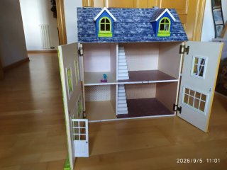 Casita de muñecas colorida