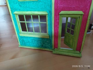 Casita de muñecas colorida