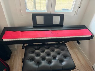Piano Yamaha con supporto e sedia