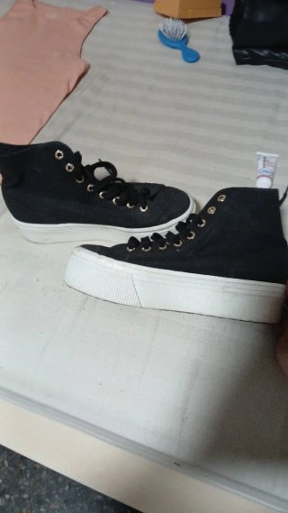 Zapatillas negras de plataforma blanca alta