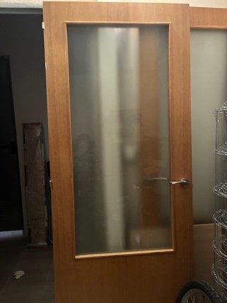 Puerta de madera con cristal