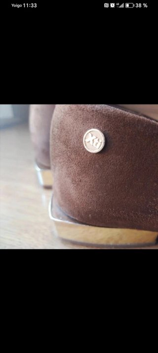 Zapatos marrones con cadena dorada